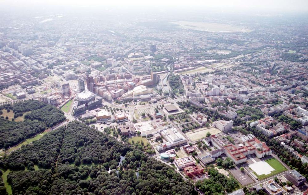 Aerial image Berlin - Tiergarten - Botschaften im Berliner Tiergarten mit der Baustelle der Botschaft der Republik Südafrika (unten Mitte) an der Tiergartenstraße 17A, 18 in Berlin Tiergarten. Ein Projekt der Firma FÜSSLER GmbH & Co (Weinbrennerstraße 18 in 76135 Karlsruhe, Tel.: 0721-85004133)