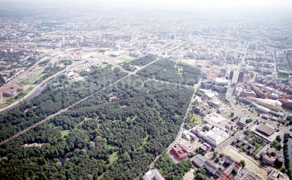 Aerial photograph Berlin - Tiergarten - Botschaften im Berliner Tiergarten mit der Baustelle der Botschaft der Republik Südafrika (unten Mitte) an der Tiergartenstraße 17A, 18 in Berlin Tiergarten. Ein Projekt der Firma FÜSSLER GmbH & Co (Weinbrennerstraße 18 in 76135 Karlsruhe, Tel.: 0721-85004133)