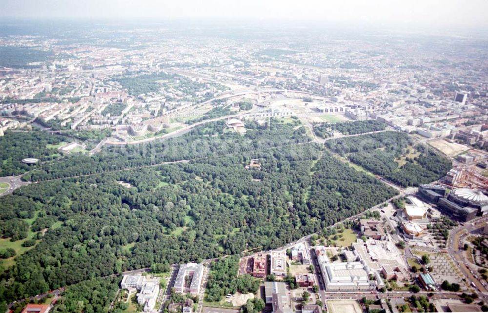 Berlin - Tiergarten from above - Botschaften im Berliner Tiergarten mit der Baustelle der Botschaft der Republik Südafrika (unten Mitte) an der Tiergartenstraße 17A, 18 in Berlin Tiergarten. Ein Projekt der Firma FÜSSLER GmbH & Co (Weinbrennerstraße 18 in 76135 Karlsruhe, Tel.: 0721-85004133)