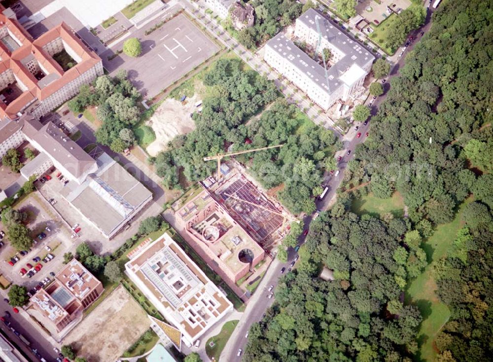 Berlin - Tiergarten from above - Botschaften im Berliner Tiergarten mit der Baustelle der Botschaft der Republik Südafrika (unten Mitte) an der Tiergartenstraße 17A, 18 in Berlin Tiergarten. Ein Projekt der Firma FÜSSLER GmbH & Co (Weinbrennerstraße 18 in 76135 Karlsruhe, Tel.: 0721-85004133)