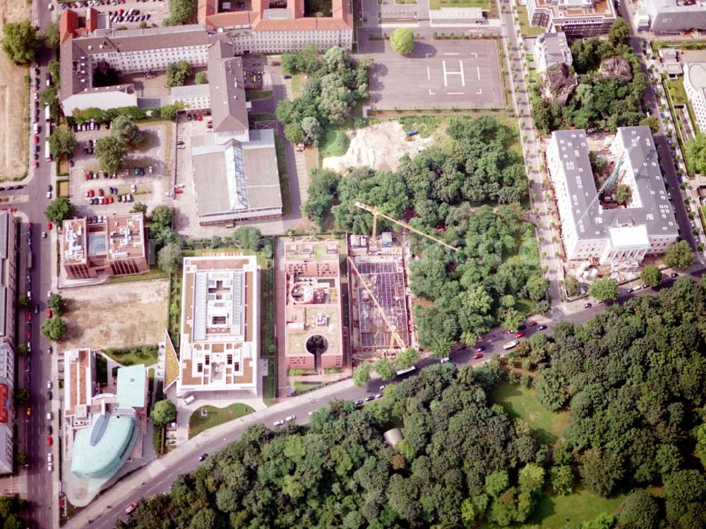 Berlin - Tiergarten from the bird's eye view: Botschaften im Berliner Tiergarten mit der Baustelle der Botschaft der Republik Südafrika (unten Mitte) an der Tiergartenstraße 17A, 18 in Berlin Tiergarten. Ein Projekt der Firma FÜSSLER GmbH & Co (Weinbrennerstraße 18 in 76135 Karlsruhe, Tel.: 0721-85004133)