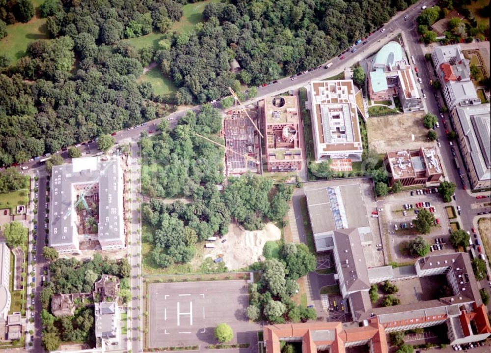 Berlin - Tiergarten from above - Botschaften im Berliner Tiergarten mit der Baustelle der Botschaft der Republik Südafrika (unten Mitte) an der Tiergartenstraße 17A, 18 in Berlin Tiergarten. Ein Projekt der Firma FÜSSLER GmbH & Co (Weinbrennerstraße 18 in 76135 Karlsruhe, Tel.: 0721-85004133)