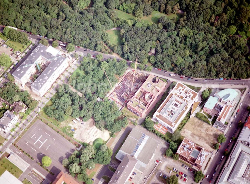 Berlin - Tiergarten from the bird's eye view: Botschaften im Berliner Tiergarten mit der Baustelle der Botschaft der Republik Südafrika (unten Mitte) an der Tiergartenstraße 17A, 18 in Berlin Tiergarten. Ein Projekt der Firma FÜSSLER GmbH & Co (Weinbrennerstraße 18 in 76135 Karlsruhe, Tel.: 0721-85004133)