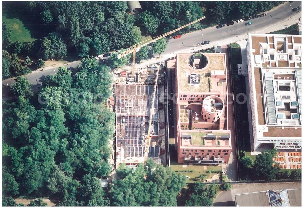 Aerial image Berlin - Tiergarten - Baustelle der Botschaft der Republik Südafrika (unten Mitte) an der Tiergartenstraße 17A, 18 in Berlin Tiergarten. Ein Projekt der Firma FÜSSLER GmbH & Co (Weinbrennerstraße 18 in 76135 Karlsruhe, Tel.: 0721-85004133)