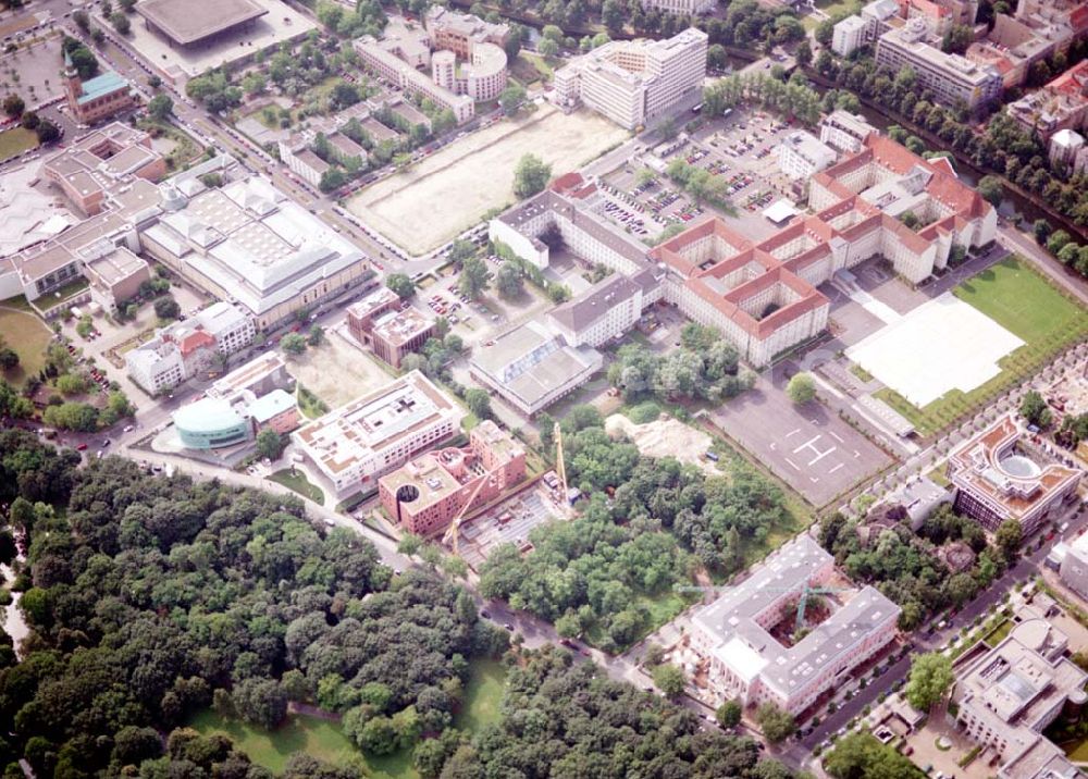 Berlin - Tiergarten from above - Botschaften im Berliner Tiergarten mit der Baustelle der Botschaft der Republik Südafrika (unten Mitte) an der Tiergartenstraße 17A, 18 in Berlin Tiergarten. Ein Projekt der Firma FÜSSLER GmbH & Co (Weinbrennerstraße 18 in 76135 Karlsruhe, Tel.: 0721-85004133)