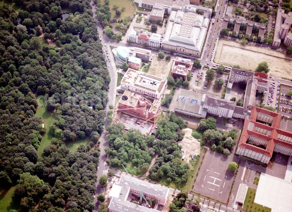 Berlin - Tiergarten from the bird's eye view: Botschaften im Berliner Tiergarten mit der Baustelle der Botschaft der Republik Südafrika (unten Mitte) an der Tiergartenstraße 17A, 18 in Berlin Tiergarten. Ein Projekt der Firma FÜSSLER GmbH & Co (Weinbrennerstraße 18 in 76135 Karlsruhe, Tel.: 0721-85004133)