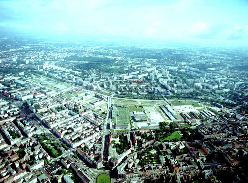 Aerial image Berlin - Friedrichshain - 15.08.2002 / Stadtentwicklungsgebiet an der Eldenaer Straße / Landsberger Allee in Berlin - Lichtenberg (Gelände der alten Schlachthöfe) - ein Projekt der SES Stadtentwicklungsgesellschaft Eldenaer Straße mbH, Thaerstraße 3ß / 31 in 10249 BERLIN, Tel.: 030 42846133