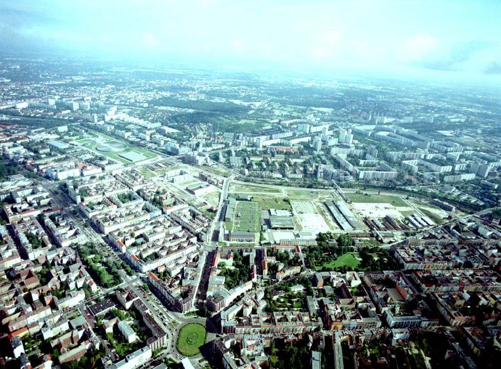 Aerial photograph Berlin - Friedrichshain - 15.08.2002 / Stadtentwicklungsgebiet an der Eldenaer Straße / Landsberger Allee in Berlin - Lichtenberg (Gelände der alten Schlachthöfe) - ein Projekt der SES Stadtentwicklungsgesellschaft Eldenaer Straße mbH, Thaerstraße 3ß / 31 in 10249 BERLIN, Tel.: 030 42846133