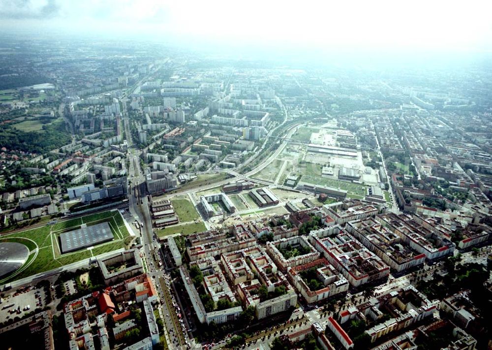 Berlin - Friedrichshain from the bird's eye view: 15.08.2002 / Stadtentwicklungsgebiet an der Eldenaer Straße / Landsberger Allee in Berlin - Lichtenberg (Gelände der alten Schlachthöfe) - ein Projekt der SES Stadtentwicklungsgesellschaft Eldenaer Straße mbH, Thaerstraße 3ß / 31 in 10249 BERLIN, Tel.: 030 42846133