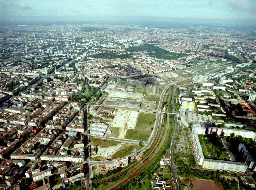 Aerial photograph Berlin - Friedrichshain - 15.08.2002 / Stadtentwicklungsgebiet an der Eldenaer Straße / Landsberger Allee in Berlin - Lichtenberg (Gelände der alten Schlachthöfe) - ein Projekt der SES Stadtentwicklungsgesellschaft Eldenaer Straße mbH, Thaerstraße 3ß / 31 in 10249 BERLIN, Tel.: 030 42846133