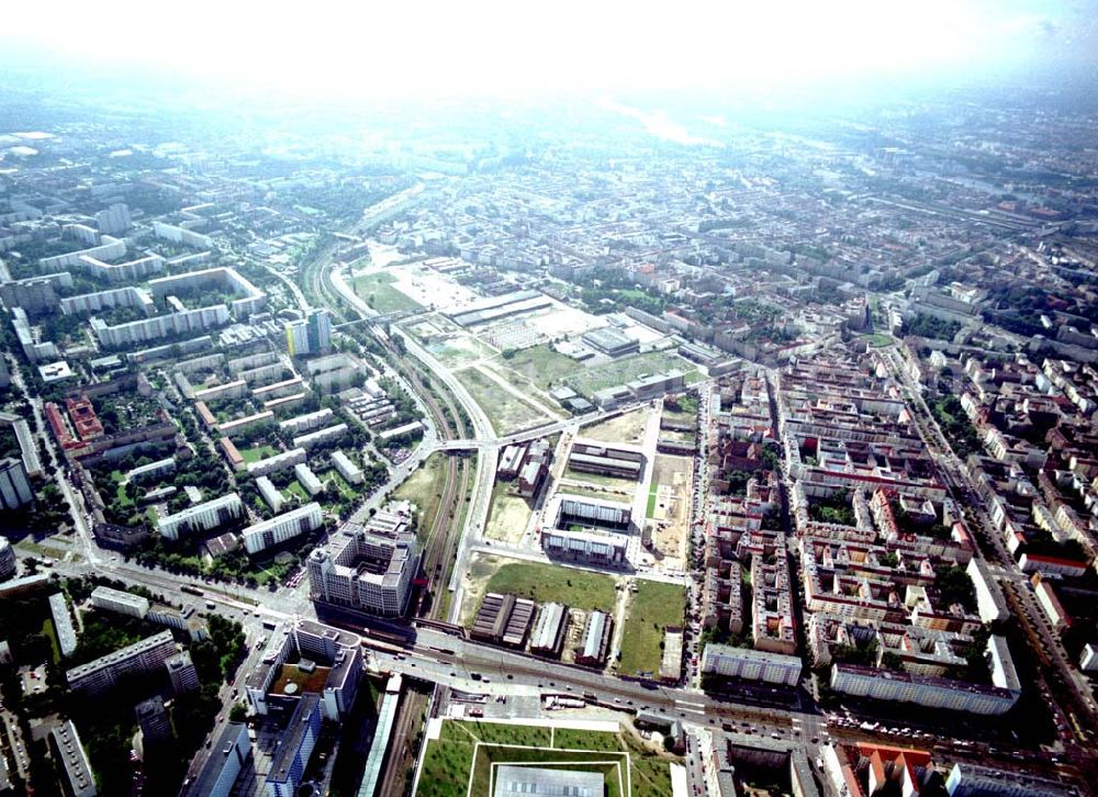 Berlin - Friedrichshain from above - 15.08.2002 / Stadtentwicklungsgebiet an der Eldenaer Straße / Landsberger Allee in Berlin - Lichtenberg (Gelände der alten Schlachthöfe) - ein Projekt der SES Stadtentwicklungsgesellschaft Eldenaer Straße mbH, Thaerstraße 3ß / 31 in 10249 BERLIN, Tel.: 030 42846133