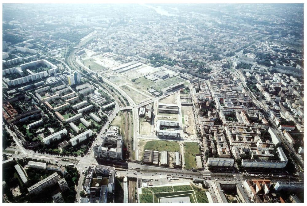 Berlin - Friedrichshain from the bird's eye view: 15.08.2002 / Stadtentwicklungsgebiet an der Eldenaer Straße / Landsberger Allee in Berlin - Lichtenberg (Gelände der alten Schlachthöfe) - ein Projekt der SES Stadtentwicklungsgesellschaft Eldenaer Straße mbH, Thaerstraße 3ß / 31 in 10249 BERLIN, Tel.: 030 42846133