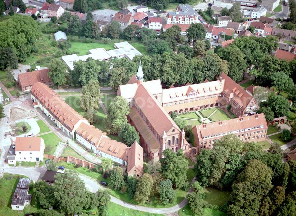 Lehnin from above - 16.08.2002 / Fertiger Erweiterungsbau am Kloster Lehnin / Brandenburg.Postanschrift: Luise-Henrietten-Sift, Klosterkirchplatz 17, 14797 Lehnin, Tel.: 03382-768810