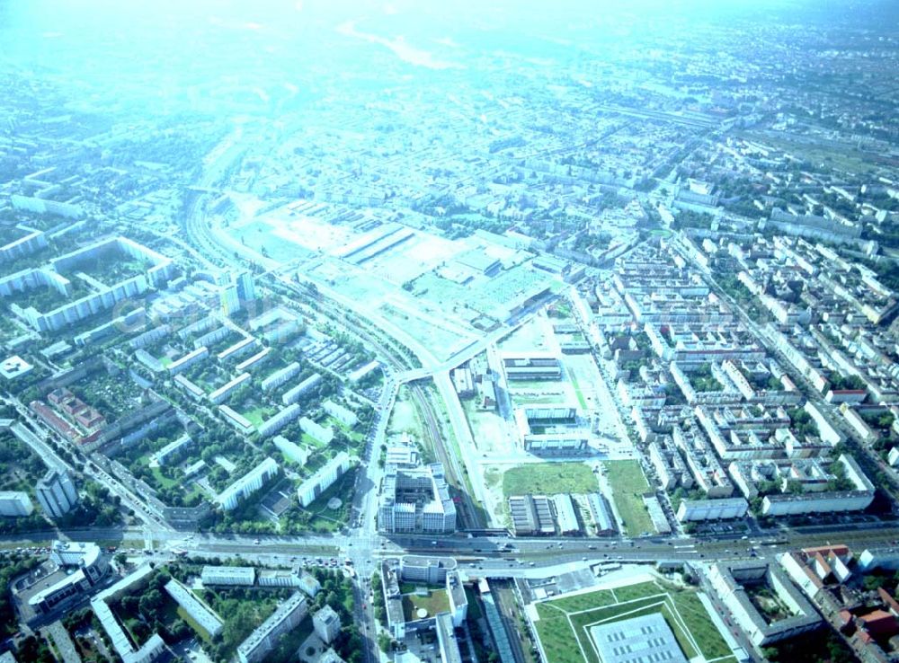 Aerial image Berlin - 16.08.2002 / Stadtentwicklungsgebiet an der Eldenaer Straße / Landsberger Allee in Berlin - Lichtenberg (Gelände der alten Schlachthöfe) - ein Projekt der SES Stadtentwicklungsgesellschaft Eldenaer Straße mbH, Thaerstraße 3ß / 31 in 10249 BERLIN, Tel.: 030 42846133