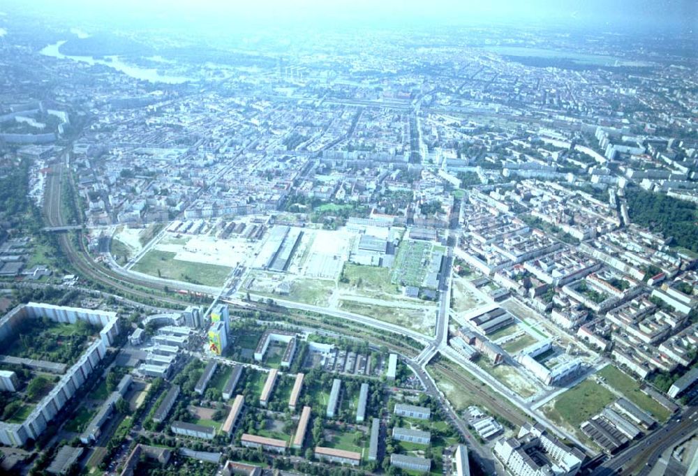 Aerial photograph Berlin - 16.08.2002 / Stadtentwicklungsgebiet an der Eldenaer Straße / Landsberger Allee in Berlin - Lichtenberg (Gelände der alten Schlachthöfe) - ein Projekt der SES Stadtentwicklungsgesellschaft Eldenaer Straße mbH, Thaerstraße 3ß / 31 in 10249 BERLIN, Tel.: 030 42846133