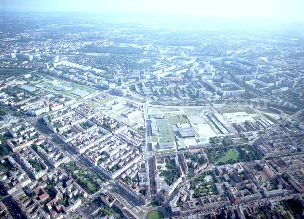 Berlin from the bird's eye view: 16.08.2002 / Stadtentwicklungsgebiet an der Eldenaer Straße / Landsberger Allee in Berlin - Lichtenberg (Gelände der alten Schlachthöfe) - ein Projekt der SES Stadtentwicklungsgesellschaft Eldenaer Straße mbH, Thaerstraße 3ß / 31 in 10249 BERLIN, Tel.: 030 42846133