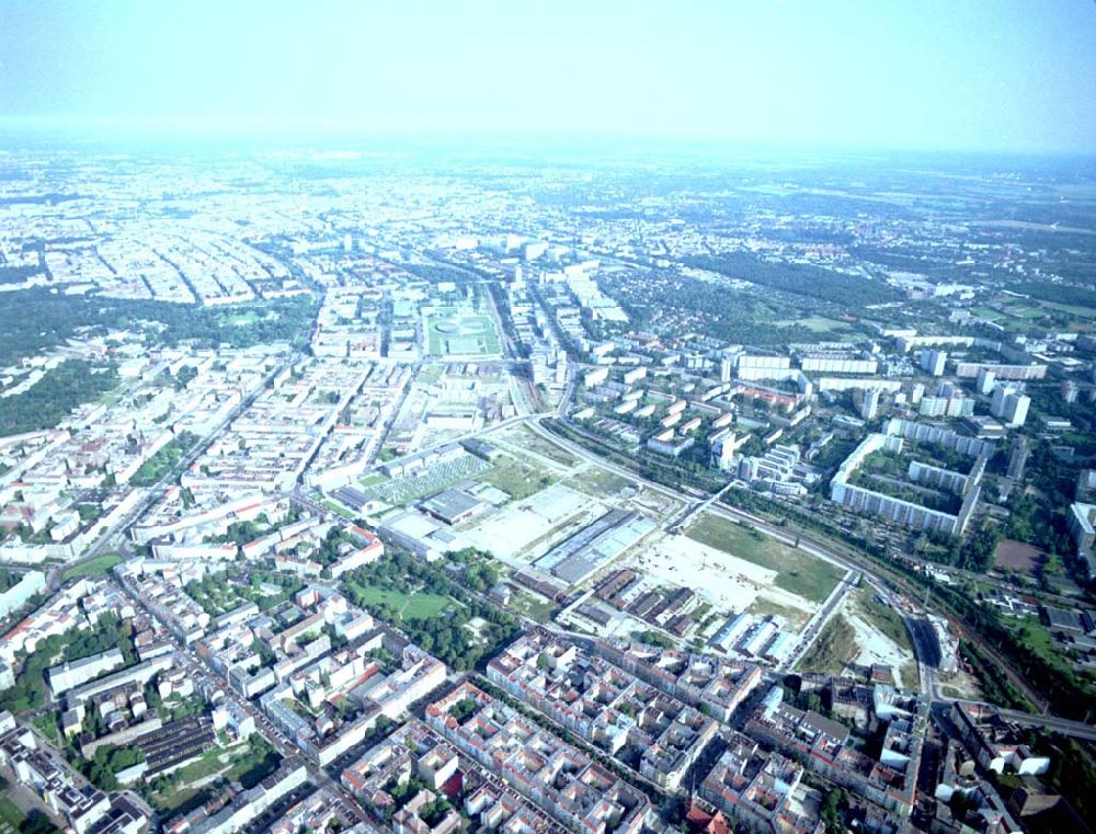 Berlin from above - 16.08.2002 / Stadtentwicklungsgebiet an der Eldenaer Straße / Landsberger Allee in Berlin - Lichtenberg (Gelände der alten Schlachthöfe) - ein Projekt der SES Stadtentwicklungsgesellschaft Eldenaer Straße mbH, Thaerstraße 3ß / 31 in 10249 BERLIN, Tel.: 030 42846133