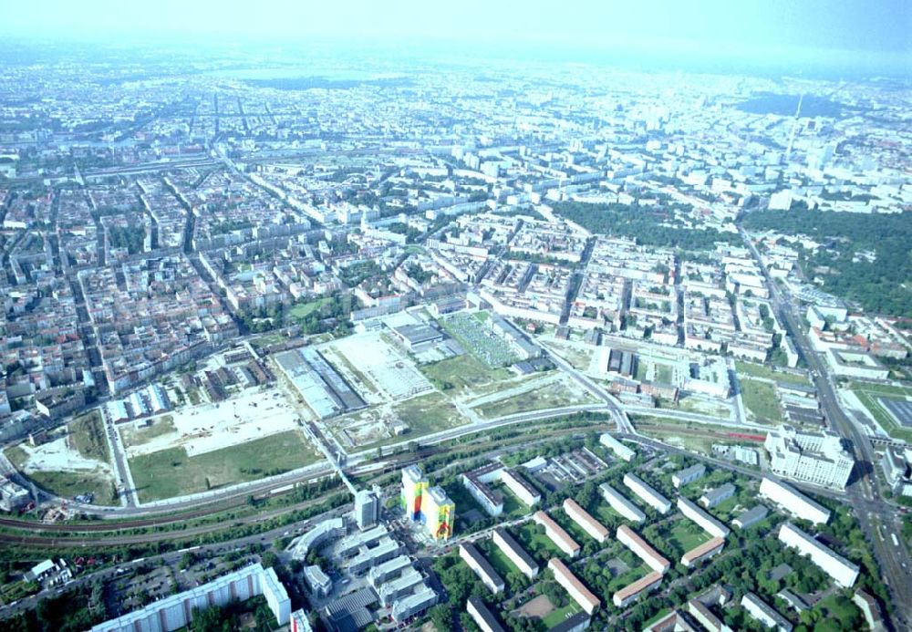 Aerial image Berlin - 16.08.2002 / Stadtentwicklungsgebiet an der Eldenaer Straße / Landsberger Allee in Berlin - Lichtenberg (Gelände der alten Schlachthöfe) - ein Projekt der SES Stadtentwicklungsgesellschaft Eldenaer Straße mbH, Thaerstraße 3ß / 31 in 10249 BERLIN, Tel.: 030 42846133