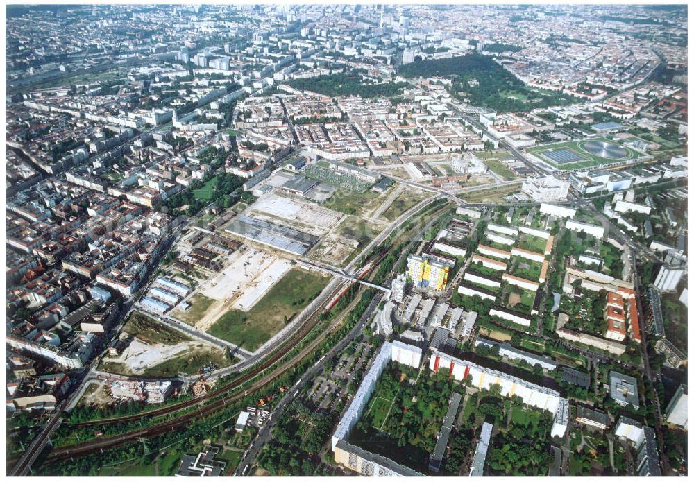 Aerial image Berlin - 16.08.2002 / Stadtentwicklungsgebiet an der Eldenaer Straße / Landsberger Allee in Berlin - Lichtenberg (Gelände der alten Schlachthöfe) - ein Projekt der SES Stadtentwicklungsgesellschaft Eldenaer Straße mbH, Thaerstraße 3ß / 31 in 10249 BERLIN, Tel.: 030 42846133