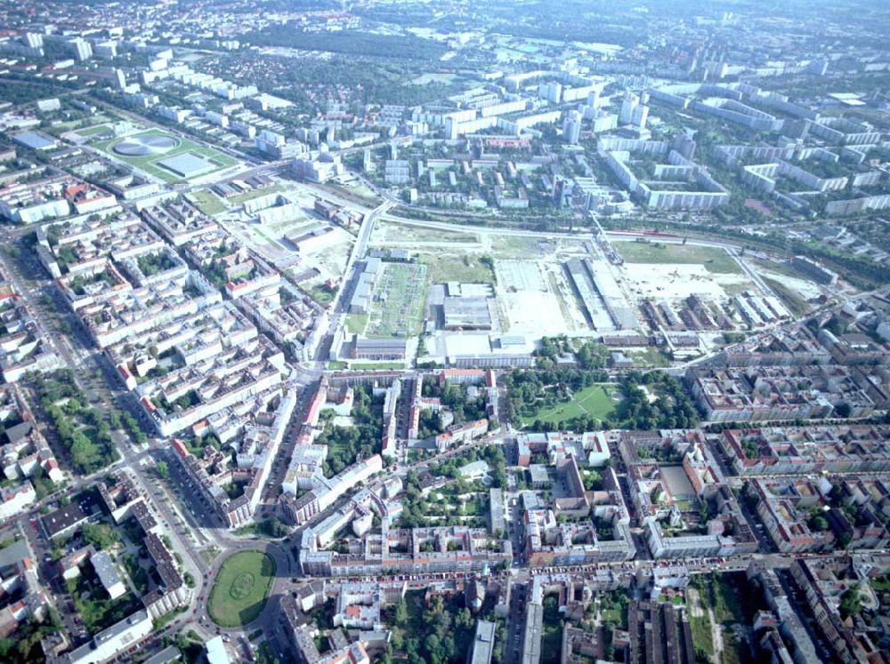 Berlin from above - 16.08.2002 / Stadtentwicklungsgebiet an der Eldenaer Straße / Landsberger Allee in Berlin - Lichtenberg (Gelände der alten Schlachthöfe) - ein Projekt der SES Stadtentwicklungsgesellschaft Eldenaer Straße mbH, Thaerstraße 3ß / 31 in 10249 BERLIN, Tel.: 030 42846133