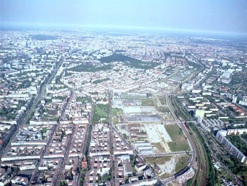 Berlin from the bird's eye view: 16.08.2002 / Stadtentwicklungsgebiet an der Eldenaer Straße / Landsberger Allee in Berlin - Lichtenberg (Gelände der alten Schlachthöfe) - ein Projekt der SES Stadtentwicklungsgesellschaft Eldenaer Straße mbH, Thaerstraße 3ß / 31 in 10249 BERLIN, Tel.: 030 42846133