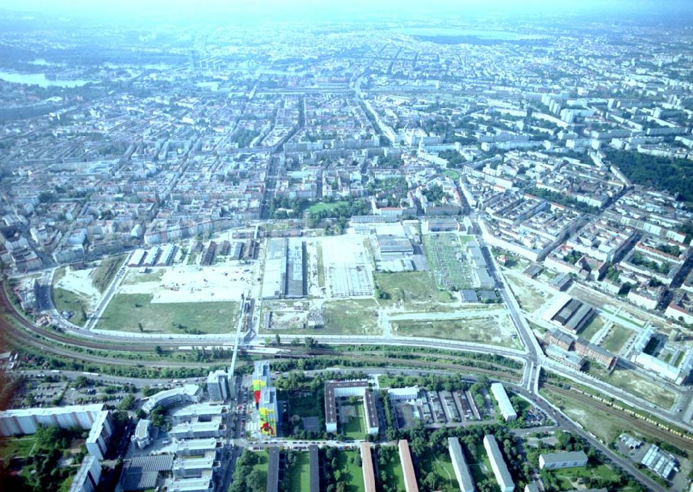 Aerial photograph Berlin - 16.08.2002 / Stadtentwicklungsgebiet an der Eldenaer Straße / Landsberger Allee in Berlin - Lichtenberg (Gelände der alten Schlachthöfe) - ein Projekt der SES Stadtentwicklungsgesellschaft Eldenaer Straße mbH, Thaerstraße 3ß / 31 in 10249 BERLIN, Tel.: 030 42846133