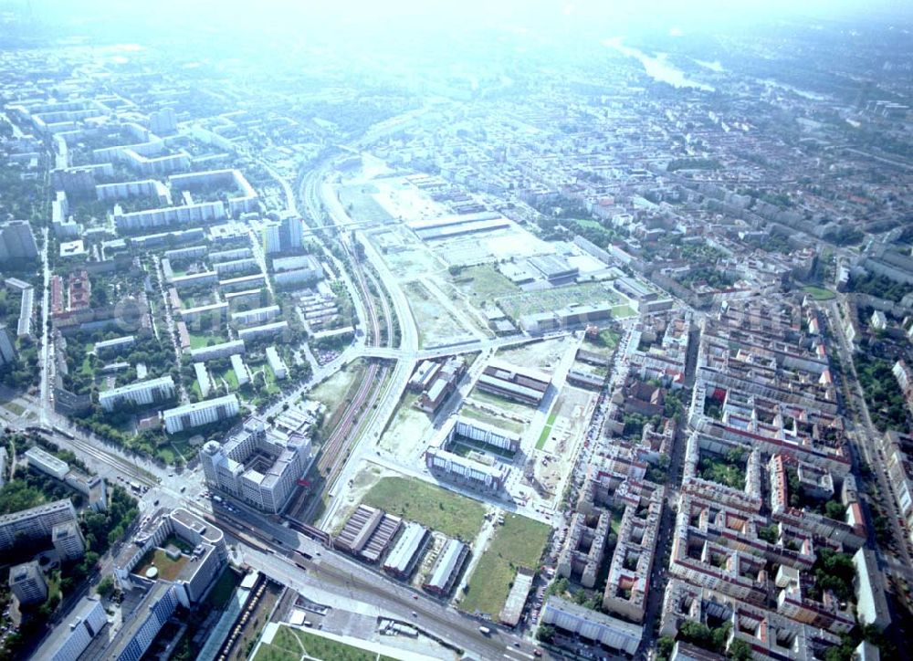 Aerial image Berlin - 16.08.2002 / Stadtentwicklungsgebiet an der Eldenaer Straße / Landsberger Allee in Berlin - Lichtenberg (Gelände der alten Schlachthöfe) - ein Projekt der SES Stadtentwicklungsgesellschaft Eldenaer Straße mbH, Thaerstraße 3ß / 31 in 10249 BERLIN, Tel.: 030 42846133