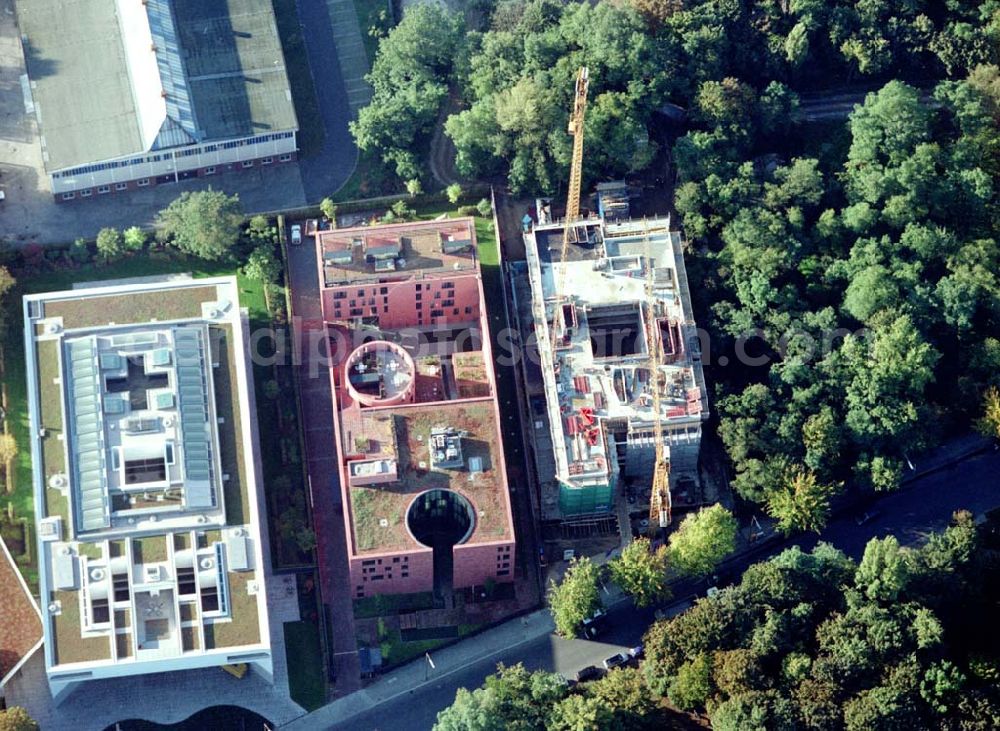 Aerial photograph Berlin - Tiergarten - Landesvertretung Baden-Würtemberg (weiß) und Indische Botschaft (rot), sowie Bau der Botschaft der Republik Südafrika an der Tiergartenstraße 17A, 18 in Berlin Tiergarten. Ein Projekt der Firma FÜSSLER GmbH & Co (Weinbrennerstraße 18 in 76135 Karlsruhe, Tel.: 0721-85004133),