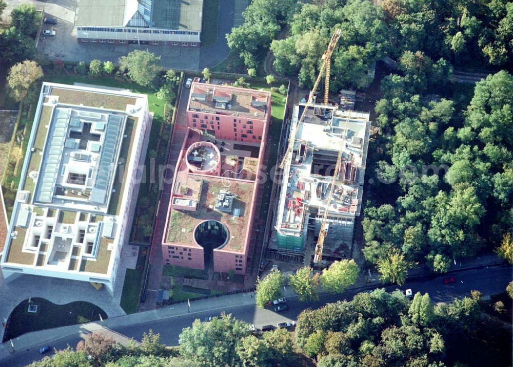 Berlin - Tiergarten from above - Landesvertretung Baden-Würtemberg (weiß) und Indische Botschaft (rot), sowie Bau der Botschaft der Republik Südafrika an der Tiergartenstraße 17A, 18 in Berlin Tiergarten. Ein Projekt der Firma FÜSSLER GmbH & Co (Weinbrennerstraße 18 in 76135 Karlsruhe, Tel.: 0721-85004133),