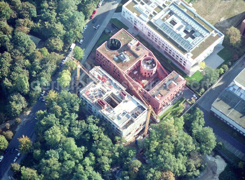 Aerial image Berlin - Tiergarten - Landesvertretung Baden-Würtemberg (weiß) und Indische Botschaft (rot), sowie Bau der Botschaft der Republik Südafrika an der Tiergartenstraße 17A, 18 in Berlin Tiergarten. Ein Projekt der Firma FÜSSLER GmbH & Co (Weinbrennerstraße 18 in 76135 Karlsruhe, Tel.: 0721-85004133),