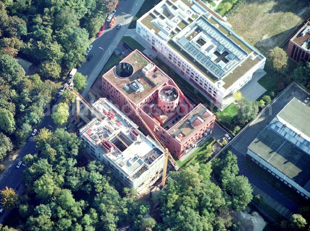 Aerial photograph Berlin - Tiergarten - Landesvertretung Baden-Würtemberg (weiß) und Indische Botschaft (rot), sowie Bau der Botschaft der Republik Südafrika an der Tiergartenstraße 17A, 18 in Berlin Tiergarten. Ein Projekt der Firma FÜSSLER GmbH & Co (Weinbrennerstraße 18 in 76135 Karlsruhe, Tel.: 0721-85004133),