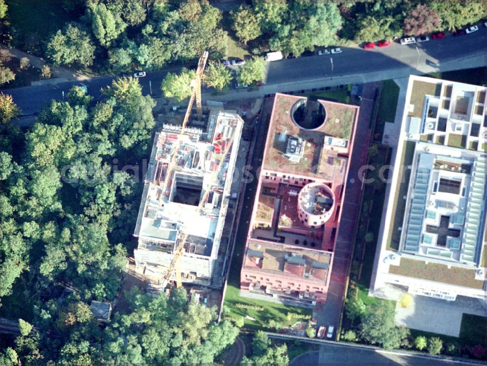 Berlin - Tiergarten from the bird's eye view: Landesvertretung Baden-Würtemberg (weiß) und Indische Botschaft (rot), sowie Bau der Botschaft der Republik Südafrika an der Tiergartenstraße 17A, 18 in Berlin Tiergarten. Ein Projekt der Firma FÜSSLER GmbH & Co (Weinbrennerstraße 18 in 76135 Karlsruhe, Tel.: 0721-85004133),