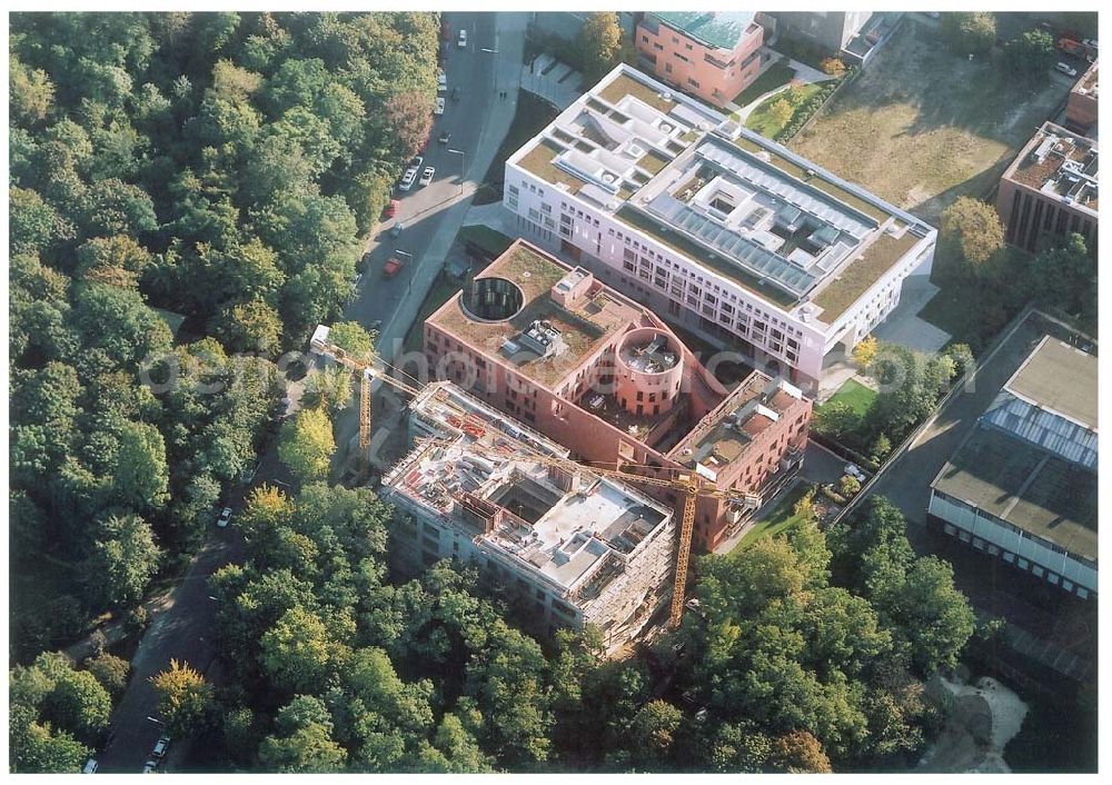 Aerial image Berlin - Tiergarten - Landesvertretung Baden-Würtemberg (weiß) und Indische Botschaft (rot), sowie Bau der Botschaft der Republik Südafrika an der Tiergartenstraße 17A, 18 in Berlin Tiergarten. Ein Projekt der Firma FÜSSLER GmbH & Co (Weinbrennerstraße 18 in 76135 Karlsruhe, Tel.: 0721-85004133),