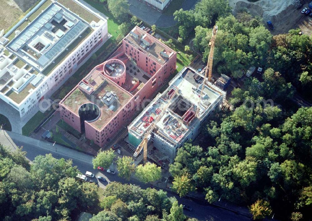 Aerial photograph Berlin - Tiergarten - Landesvertretung Baden-Würtemberg (weiß) und Indische Botschaft (rot), sowie Bau der Botschaft der Republik Südafrika an der Tiergartenstraße 17A, 18 in Berlin Tiergarten. Ein Projekt der Firma FÜSSLER GmbH & Co (Weinbrennerstraße 18 in 76135 Karlsruhe, Tel.: 0721-85004133),