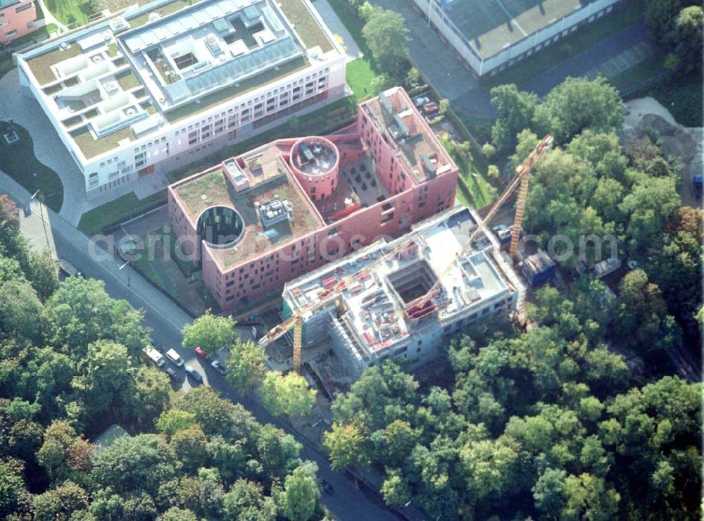 Berlin - Tiergarten from above - Landesvertretung Baden-Würtemberg (weiß) und Indische Botschaft (rot), sowie Bau der Botschaft der Republik Südafrika an der Tiergartenstraße 17A, 18 in Berlin Tiergarten. Ein Projekt der Firma FÜSSLER GmbH & Co (Weinbrennerstraße 18 in 76135 Karlsruhe, Tel.: 0721-85004133),