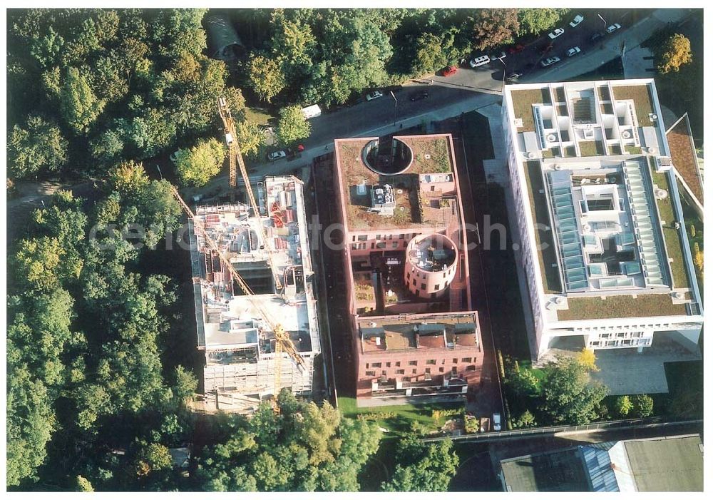 Berlin - Tiergarten from the bird's eye view: Landesvertretung Baden-Würtemberg (weiß) und Indische Botschaft (rot), sowie Bau der Botschaft der Republik Südafrika an der Tiergartenstraße 17A, 18 in Berlin Tiergarten. Ein Projekt der Firma FÜSSLER GmbH & Co (Weinbrennerstraße 18 in 76135 Karlsruhe, Tel.: 0721-85004133),