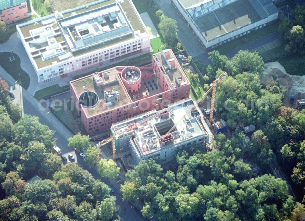 Aerial image Berlin - Tiergarten - Landesvertretung Baden-Würtemberg (weiß) und Indische Botschaft (rot), sowie Bau der Botschaft der Republik Südafrika an der Tiergartenstraße 17A, 18 in Berlin Tiergarten. Ein Projekt der Firma FÜSSLER GmbH & Co (Weinbrennerstraße 18 in 76135 Karlsruhe, Tel.: 0721-85004133),