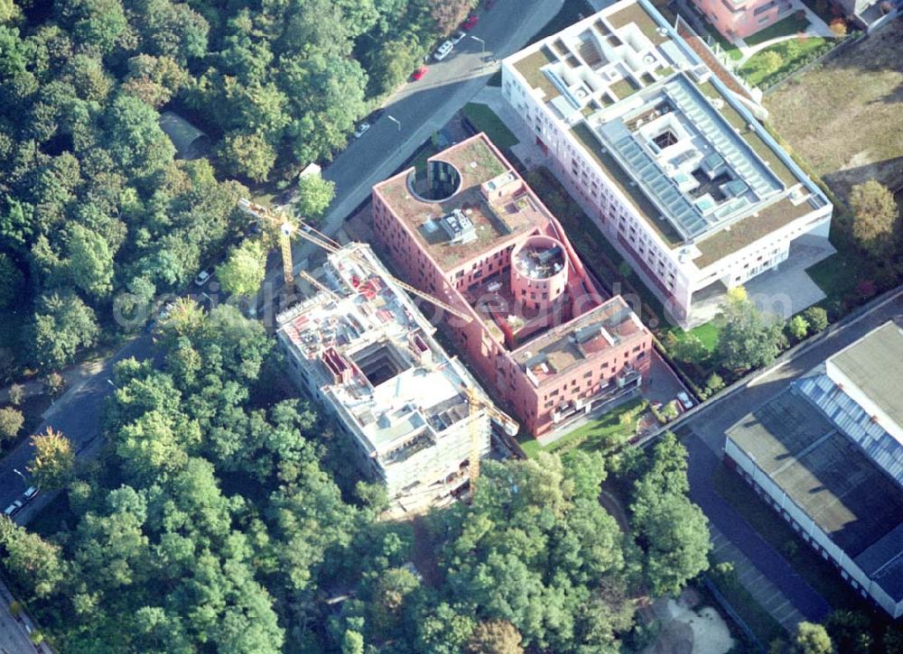 Berlin - Tiergarten from above - Landesvertretung Baden-Würtemberg (weiß) und Indische Botschaft (rot), sowie Bau der Botschaft der Republik Südafrika an der Tiergartenstraße 17A, 18 in Berlin Tiergarten. Ein Projekt der Firma FÜSSLER GmbH & Co (Weinbrennerstraße 18 in 76135 Karlsruhe, Tel.: 0721-85004133),