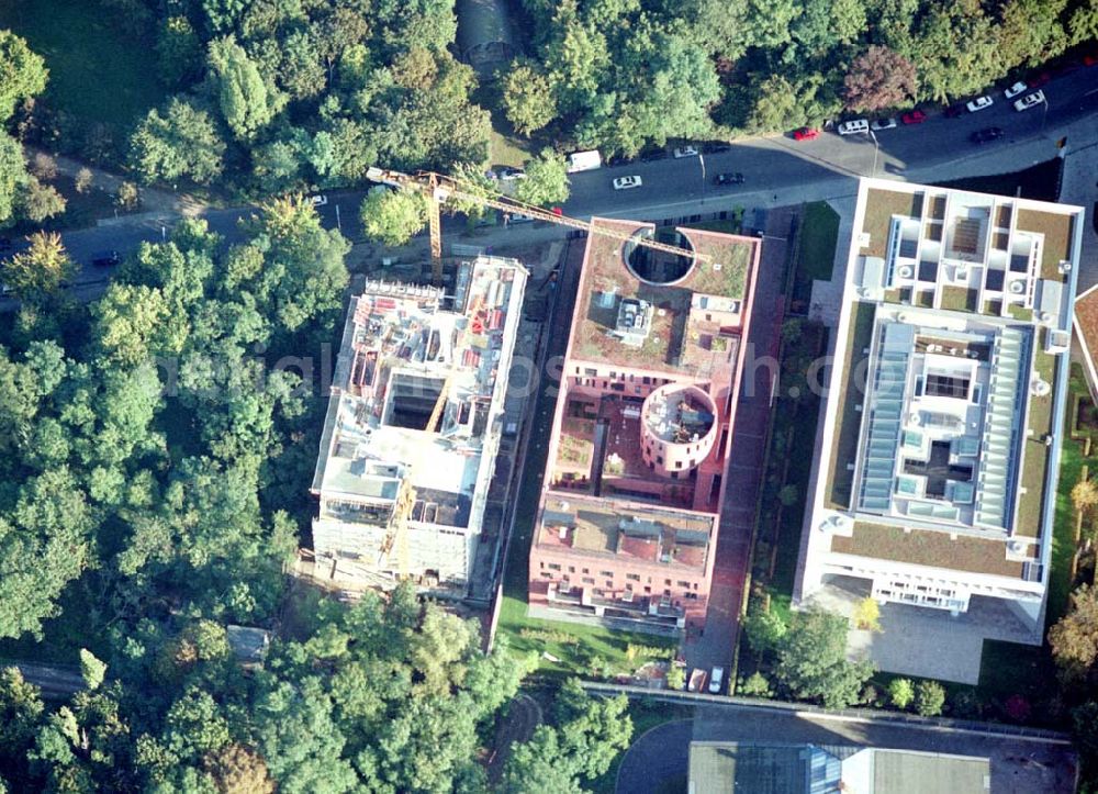 Berlin - Tiergarten from the bird's eye view: Landesvertretung Baden-Würtemberg (weiß) und Indische Botschaft (rot), sowie Bau der Botschaft der Republik Südafrika an der Tiergartenstraße 17A, 18 in Berlin Tiergarten. Ein Projekt der Firma FÜSSLER GmbH & Co (Weinbrennerstraße 18 in 76135 Karlsruhe, Tel.: 0721-85004133),