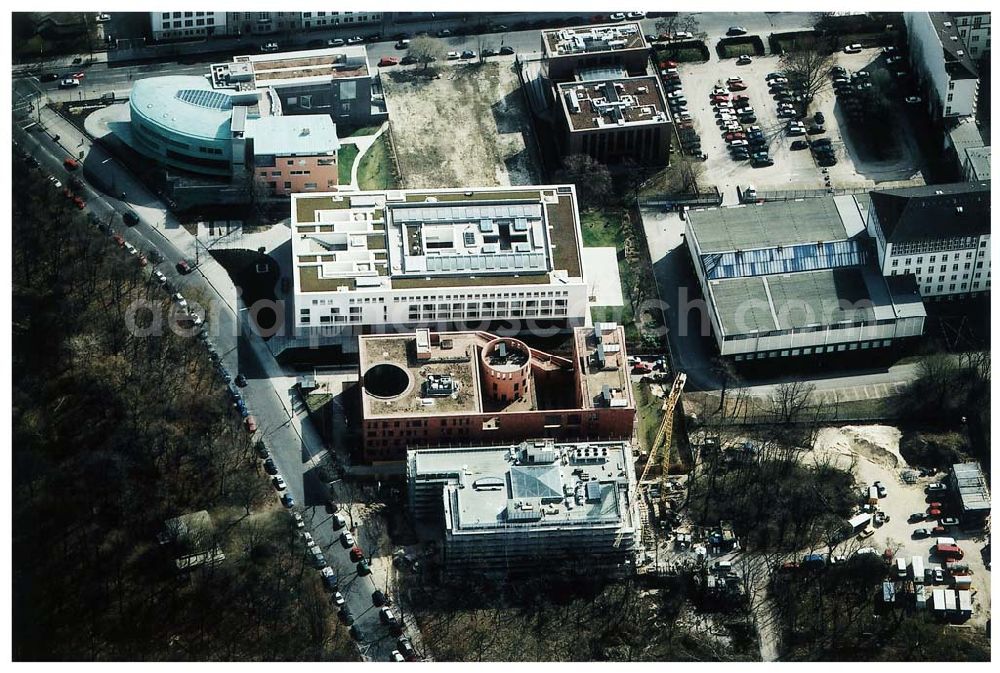 Berlin - Tiergarten from the bird's eye view: Österreichische Botschaft, Landesvertretung Baden-Würtemberg, Indische Botschaft, Bau der Botschaft der Republik Südafrika an der Tiergartenstraße 17A, 18 in Berlin Tiergarten. Ein Projekt der Firma FÜSSLER GmbH & Co (Weinbrennerstraße 18 in 76135 Karlsruhe, Tel.: 0721-85004133)