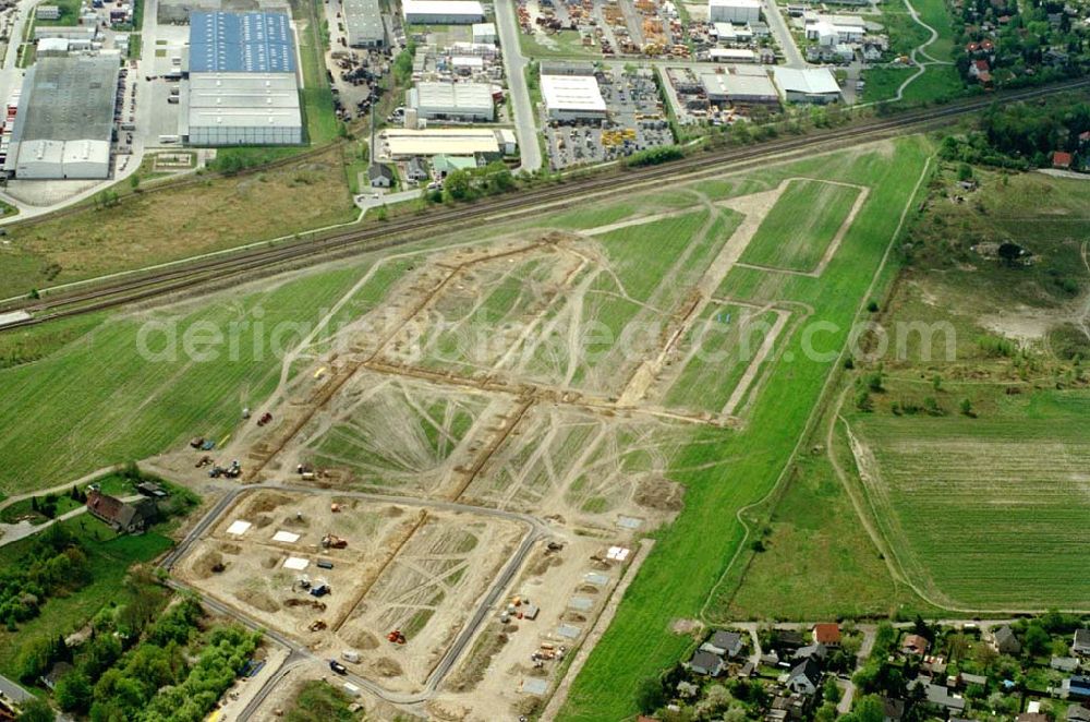 Aerial image Hoppegarten / Brandenburg - 02.Mai 2003 Hoppegarten / Brandenburg Einfamilienhausneubau nördlich der S-Bahnlinie am Gewerbegebiet Hoppegarten / BRB