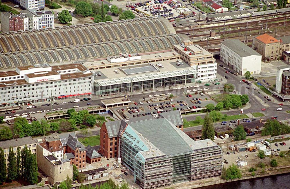 Berlin - Friedrichshain from above - 02.Mai 2003 Büro- und Geschäftshausneubau östlich der Schillingbrücke am Berliner Ostbahnhof am Spreeufer im Friedrichshain