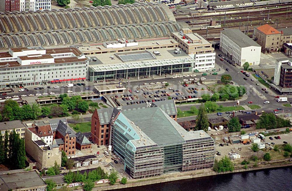 Berlin - Friedrichshain from the bird's eye view: 02.Mai 2003 Büro- und Geschäftshausneubau östlich der Schillingbrücke am Berliner Ostbahnhof am Spreeufer im Friedrichshain