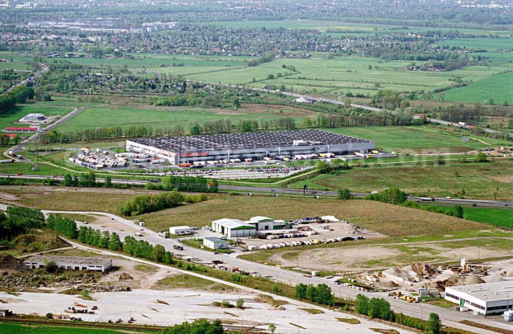 Aerial image Berlin - Pankow - 02.Mai 2003 Logistikzentrum der BLEG im Gewerbegebiet Pankow- Nord an der Autobahnabfahrt Pankow am nördlichen Berliner Ring.