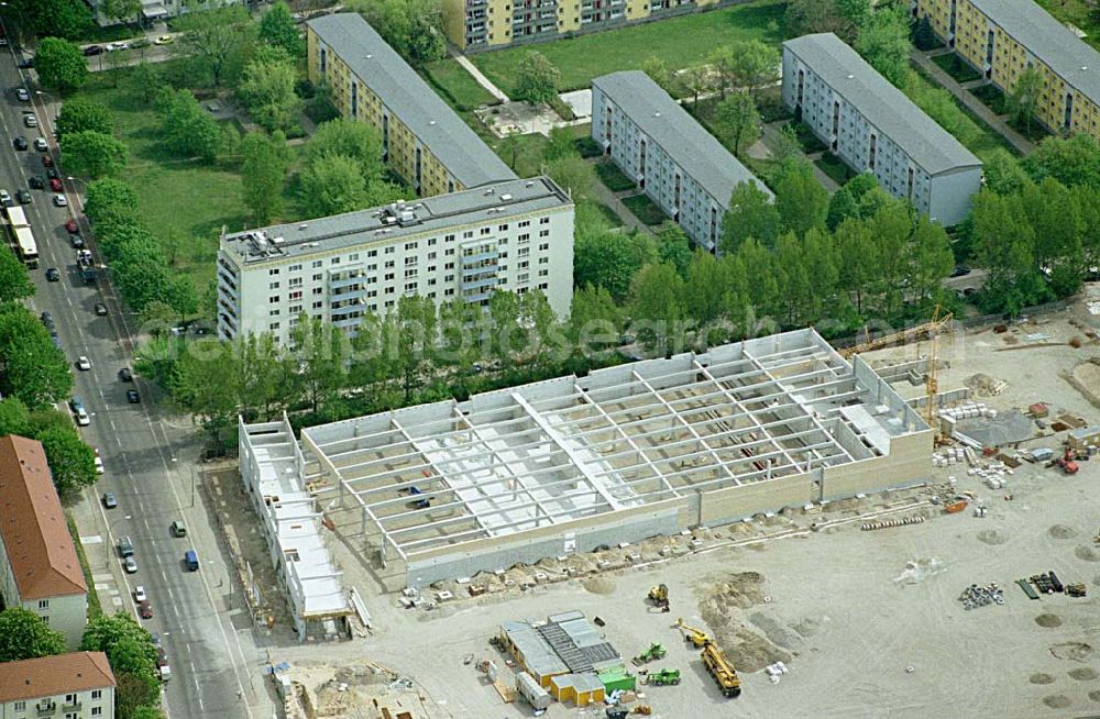 Berlin - Lichtenberg from above - 02.Mai 2003 Berlin - Lichtenberg Errichtung eines KAUFLAND-Einkaufszentrums an der Sewanstraße / Salzmannstraße in der Nähe der der Rummelsburger Bucht in Berlin - Lichtenberg durch die Fa. Glass GmbH Bauunternehmung.