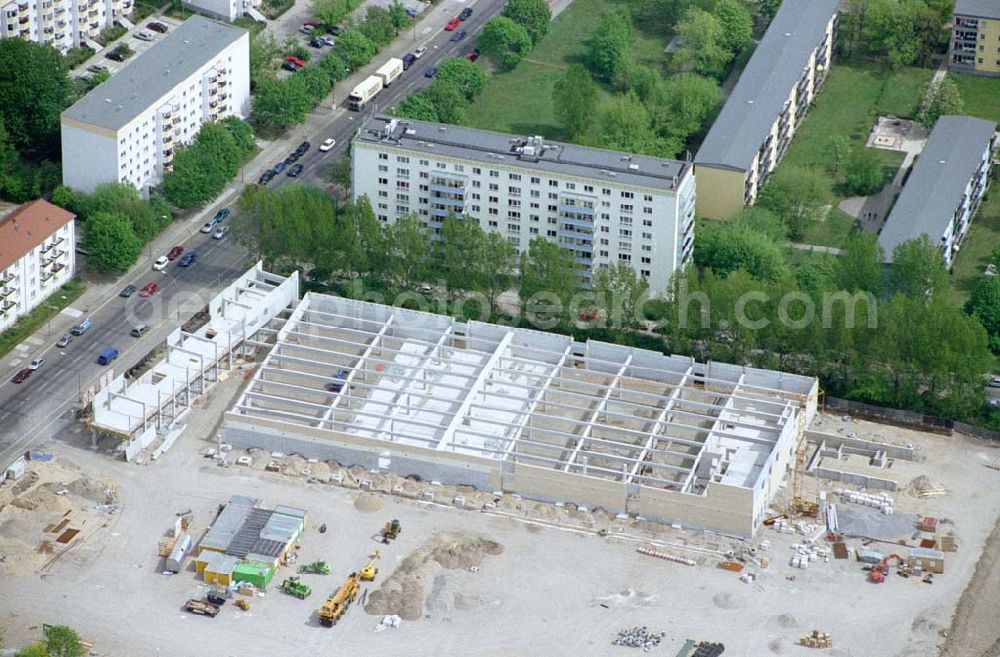 Berlin - Lichtenberg from the bird's eye view: 02.Mai 2003 Berlin - Lichtenberg Errichtung eines KAUFLAND-Einkaufszentrums an der Sewanstraße / Salzmannstraße in der Nähe der der Rummelsburger Bucht in Berlin - Lichtenberg durch die Fa. Glass GmbH Bauunternehmung.