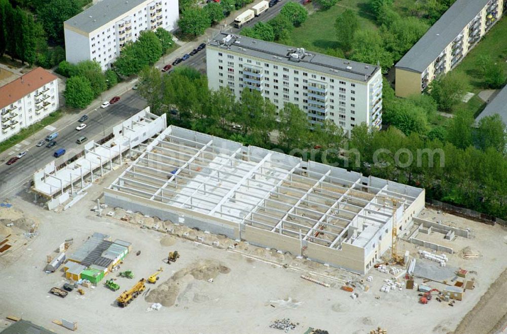 Aerial image Berlin - Lichtenberg - 02.Mai 2003 Berlin - Lichtenberg Errichtung eines KAUFLAND-Einkaufszentrums an der Sewanstraße / Salzmannstraße in der Nähe der der Rummelsburger Bucht in Berlin - Lichtenberg durch die Fa. Glass GmbH Bauunternehmung.