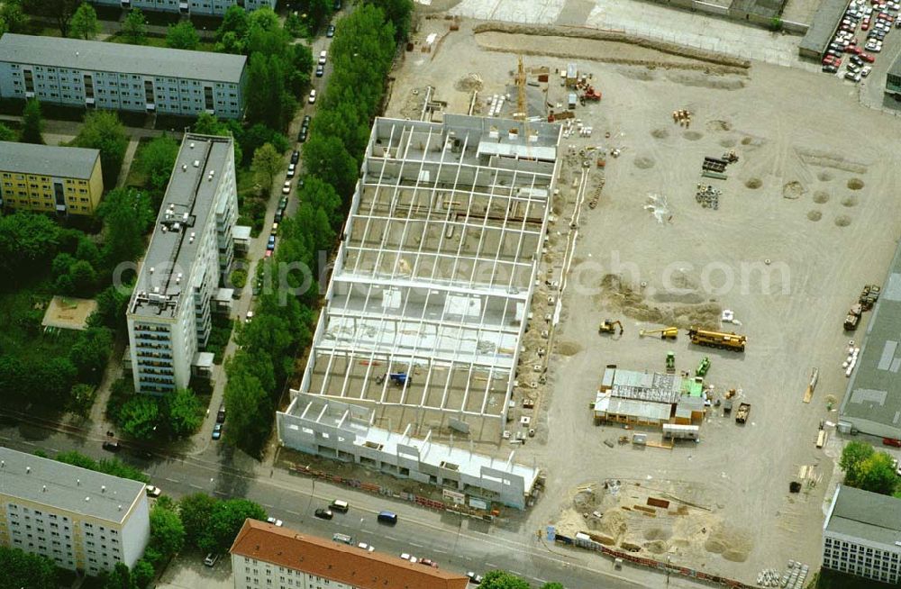 Berlin - Lichtenberg from above - 02.Mai 2003 Berlin - Lichtenberg Errichtung eines KAUFLAND-Einkaufszentrums an der Sewanstraße / Salzmannstraße in der Nähe der der Rummelsburger Bucht in Berlin - Lichtenberg durch die Fa. Glass GmbH Bauunternehmung.