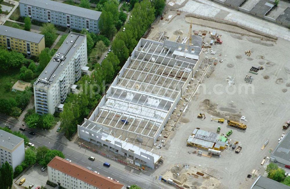 Berlin - Lichtenberg from the bird's eye view: 02.Mai 2003 Berlin - Lichtenberg Errichtung eines KAUFLAND-Einkaufszentrums an der Sewanstraße / Salzmannstraße in der Nähe der der Rummelsburger Bucht in Berlin - Lichtenberg durch die Fa. Glass GmbH Bauunternehmung.