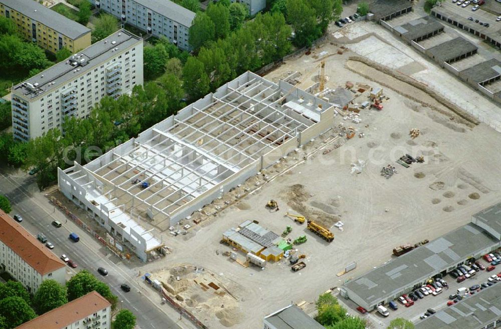 Aerial image Berlin - Lichtenberg - 02.Mai 2003 Berlin - Lichtenberg Errichtung eines KAUFLAND-Einkaufszentrums an der Sewanstraße / Salzmannstraße in der Nähe der der Rummelsburger Bucht in Berlin - Lichtenberg durch die Fa. Glass GmbH Bauunternehmung.